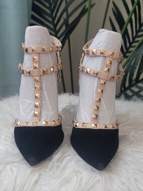 Wild Diva Black Pointed Toe Studded Heels - Women's Size 9